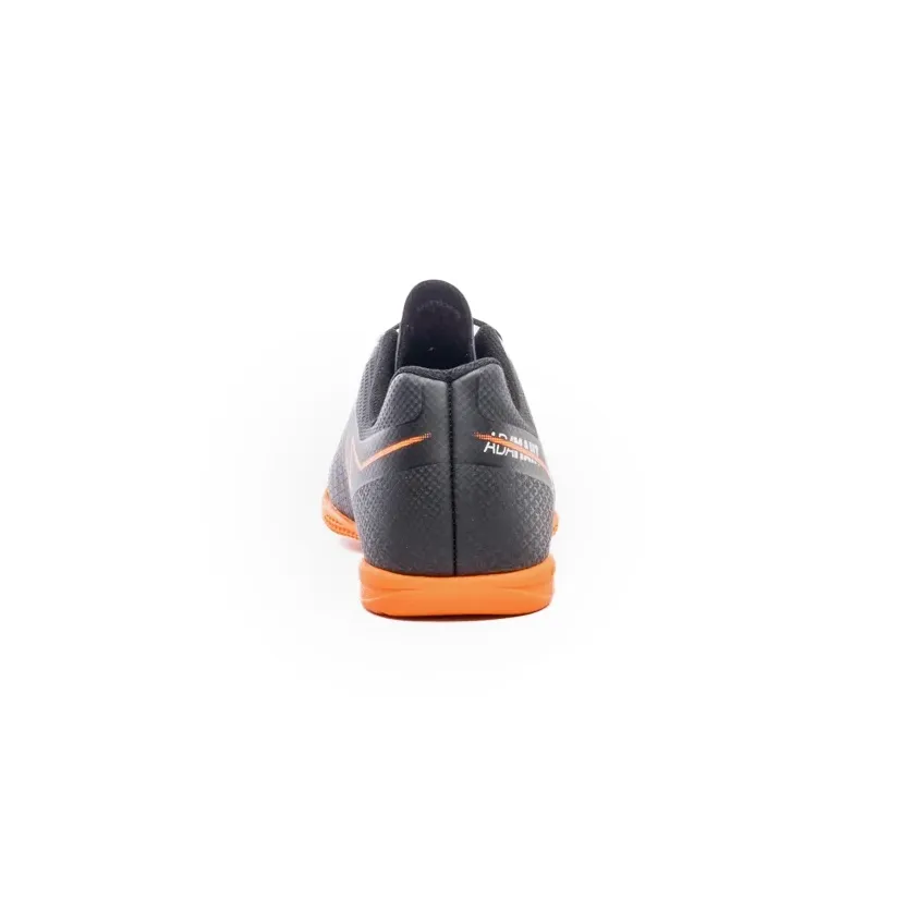 Vista traseira da chuteira infantil Umbro Adamant Top preto para futsal
